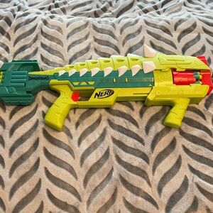 Nerf dinosaur dinosquard nerf gun toy comes with 16 bullets
NWOT